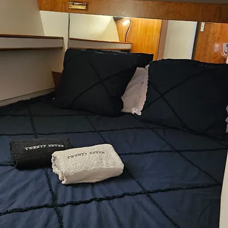 Yacht Twenty Seven 船上ホテル *