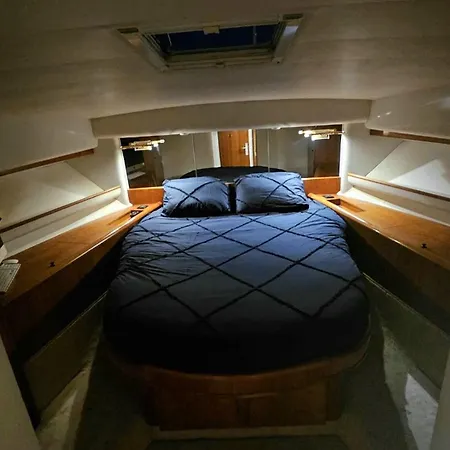 Yacht Twenty Seven * 莱萨布勒-多洛讷