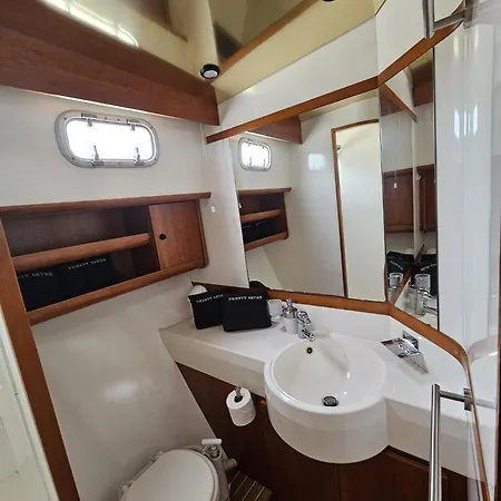 船上ホテル Yacht Twenty Seven レ・サ​​ーブル・ドロンヌ