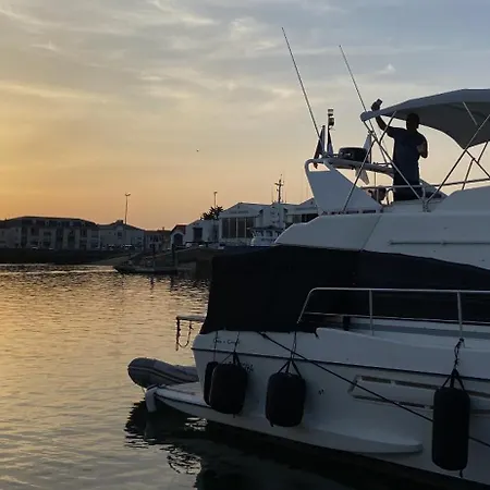 Yacht Twenty Seven 船上ホテル