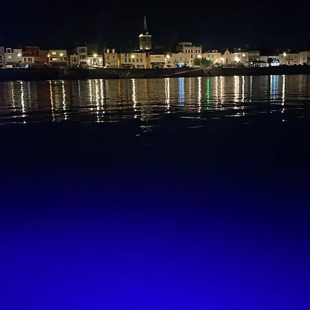 Yacht Twenty Seven 船上ホテル レ・サ​​ーブル・ドロンヌ