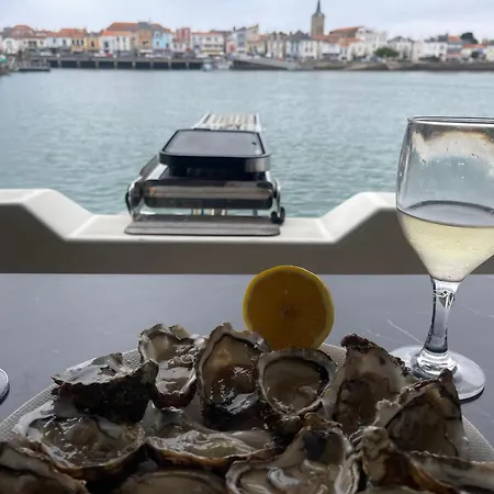 船上ホテル Yacht Twenty Seven レ・サ​​ーブル・ドロンヌ