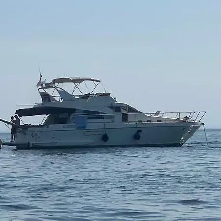Yacht Twenty Seven 船屋 莱萨布勒-多洛讷