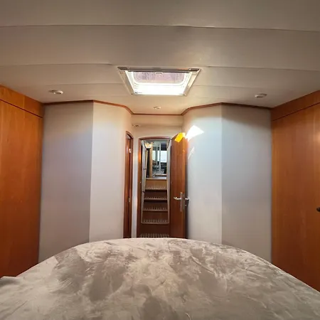 Yacht Twenty Seven * 莱萨布勒-多洛讷