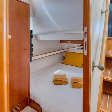 Yacht Twenty Seven 船屋 莱萨布勒-多洛讷