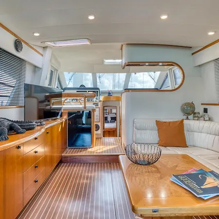 Yacht Twenty Seven 船屋 莱萨布勒-多洛讷