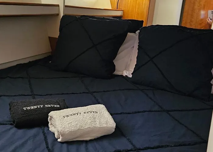 Yacht Twenty Seven Bateau-hôtel *